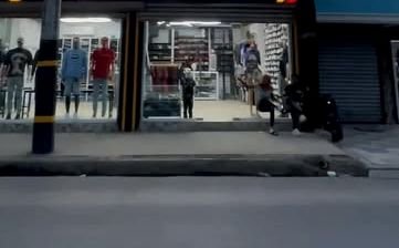 Fachada de Peluche Boutique: local abierto a la calle, con maniquíes vestidos en la acera y la mercancía colgada a la vista desde afuera